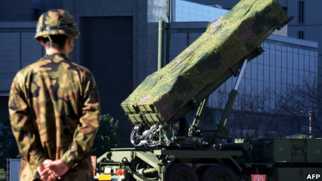 日本自衛隊士兵站在「愛國者」反導導彈戰車前警戒(06/12/2012)