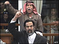 Meio irmão de Saddam, Barzan Ibrahim, e Saddam Hussein, no tribunal