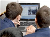 Alunos usando computador