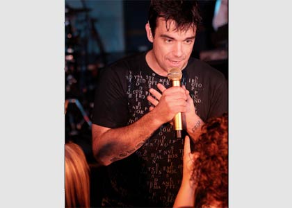 Robbie Williams live at his rehearsal rooms
