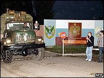 Veículos russos deixando a Geórgia