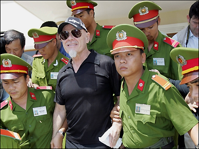 Ra khỏi tòa