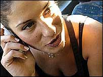 mulher ao telefone