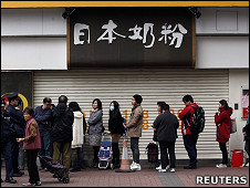 一群香港家长在某日本奶粉专卖店前排队等候光顾(16/3/2011)