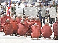 Các vị sư trước hàng rào quân đội